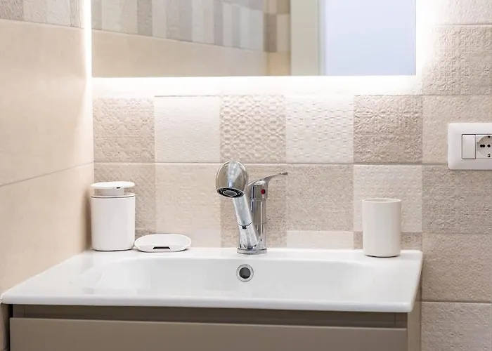 Nuovo Ben Collegato Con Il Centro شقة *